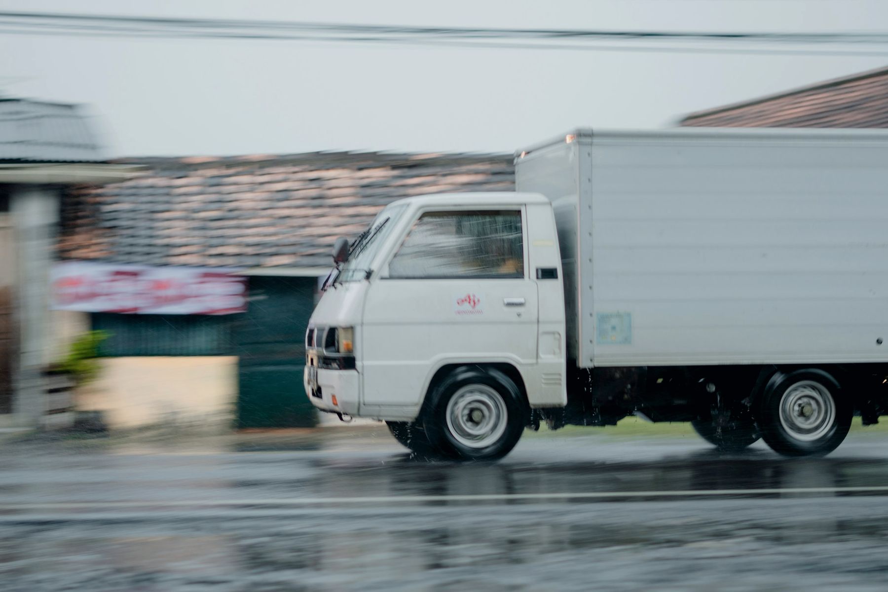 Camion utilitaire blanc sur la route