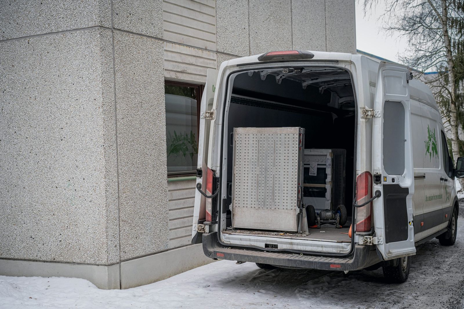 Fourgon utilitaire chargé, portes ouvertes